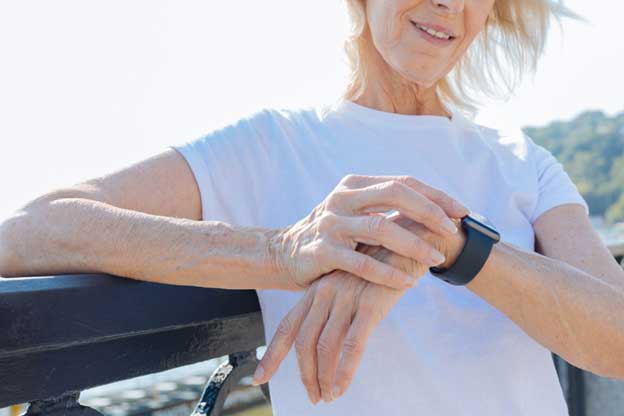 woman using an apple watch for seniors
